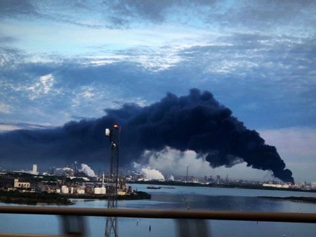 Texas petrochemical fire prompts hundreds to visit health clinic
